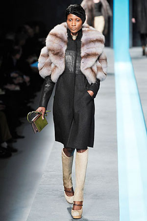 moda-za-zimu-2009-2010-sivi-kaput-kombinacij.jpg