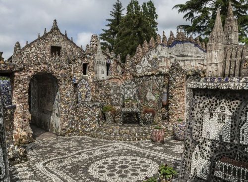 kuca od polomljene keramike